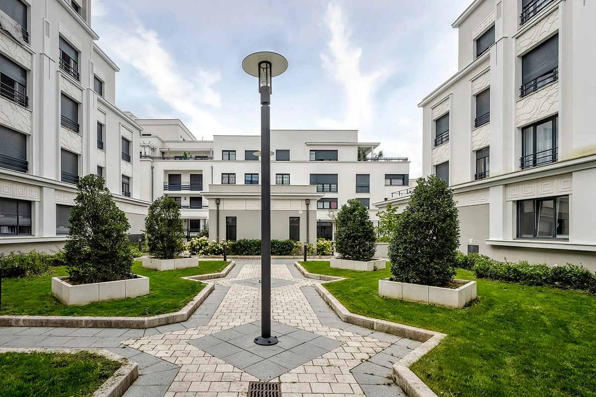 Cour intérieure végétalisée résidence moderne — photographe immobilier Lille | Anteale Yann Manac’h