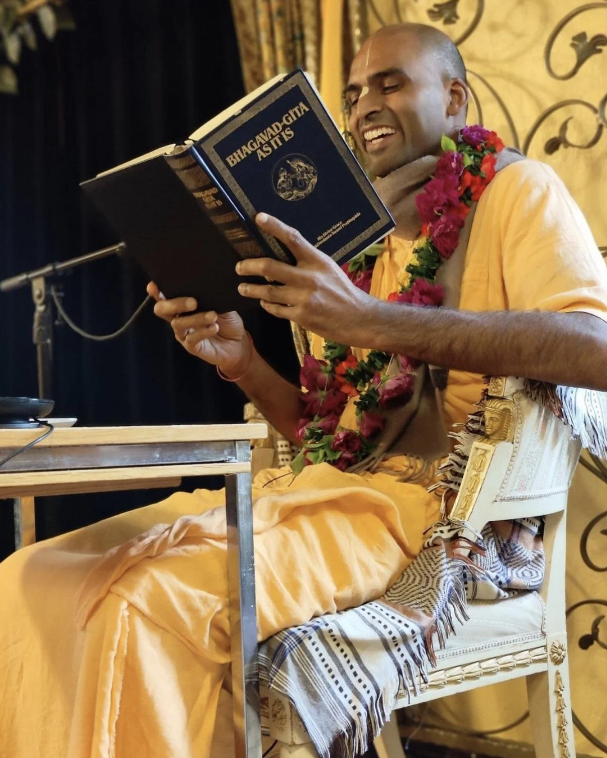 A man stading with Surfboard