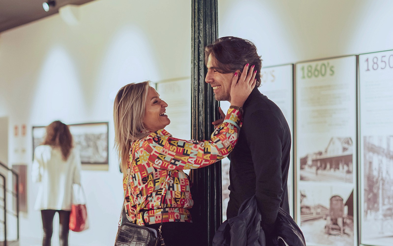 Pár élvezi a Porto Régió Korszakokon Át című múzeumi kiállítást.