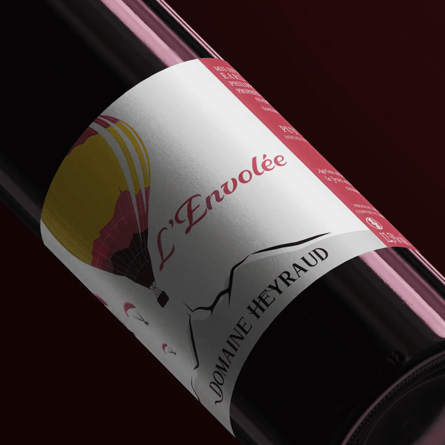 Bouteille de vin sur fond rouge