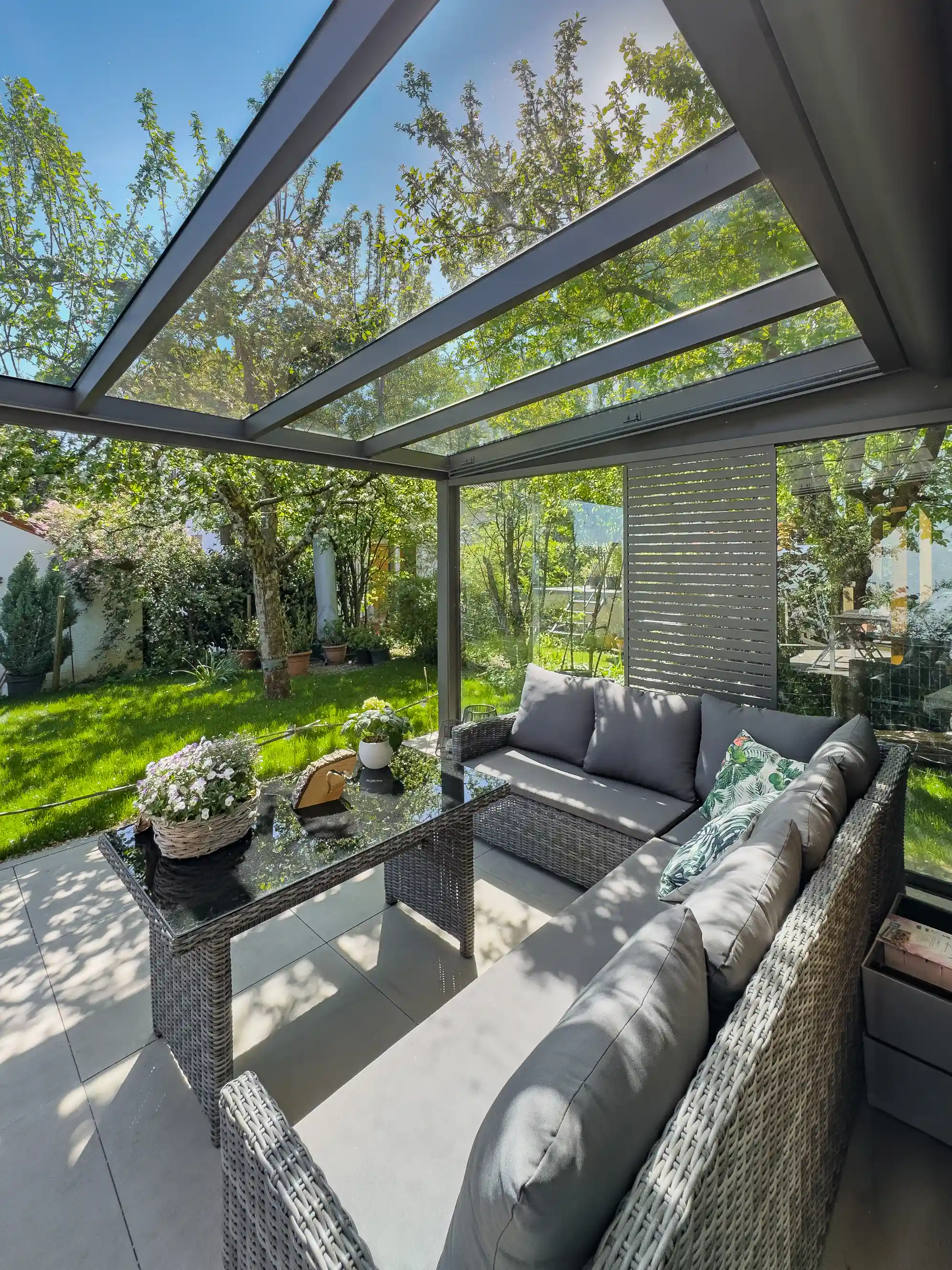 Lounge unter einer Überdachung mit Windfangwand im Westen und Designelementen