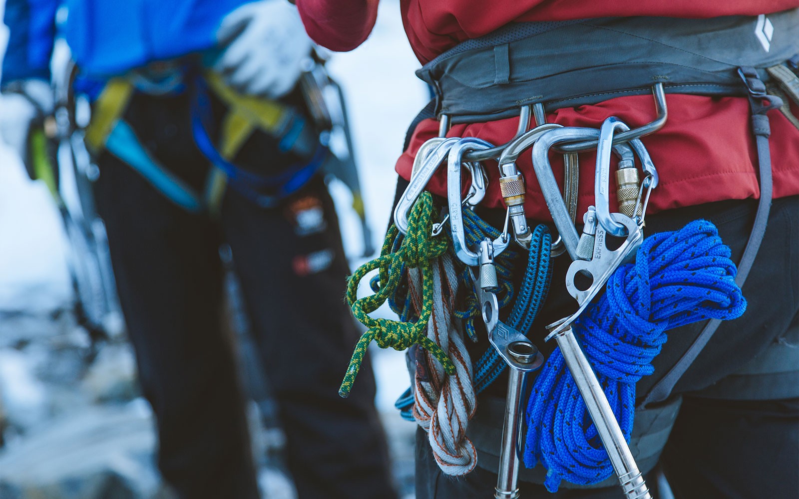 Equipo de escalada y cuerdas en el arnés, Experiencia de Escalada Helada en el Glaciar Fox.