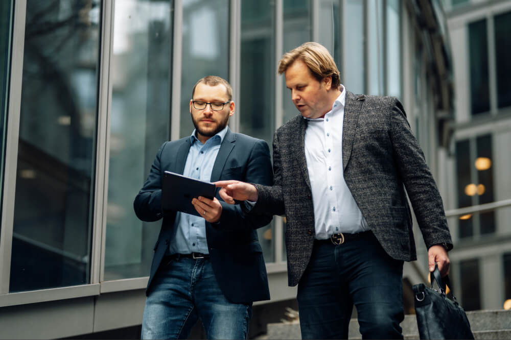 Zwei Berater von Commerce Partner im Gespräch über E-Commerce Strategie und digitale Vertriebsentwicklung