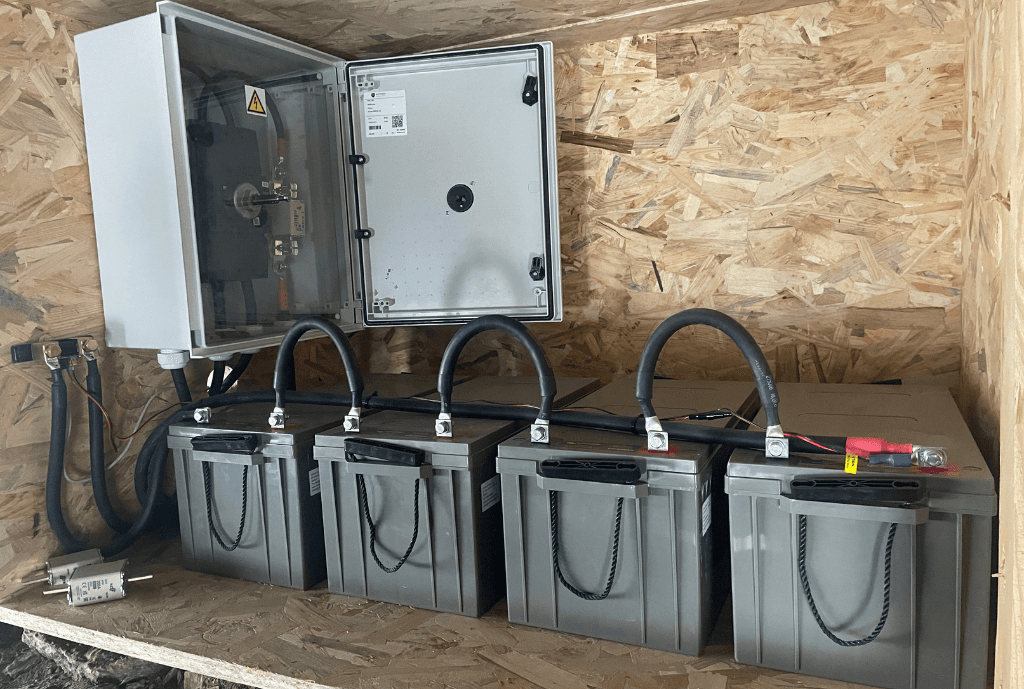 Photo de convertisseur-chargeur Victron à Maurienne en France équipée de panneaux photovoltaïques dont l'installation a été faite par Solarock.