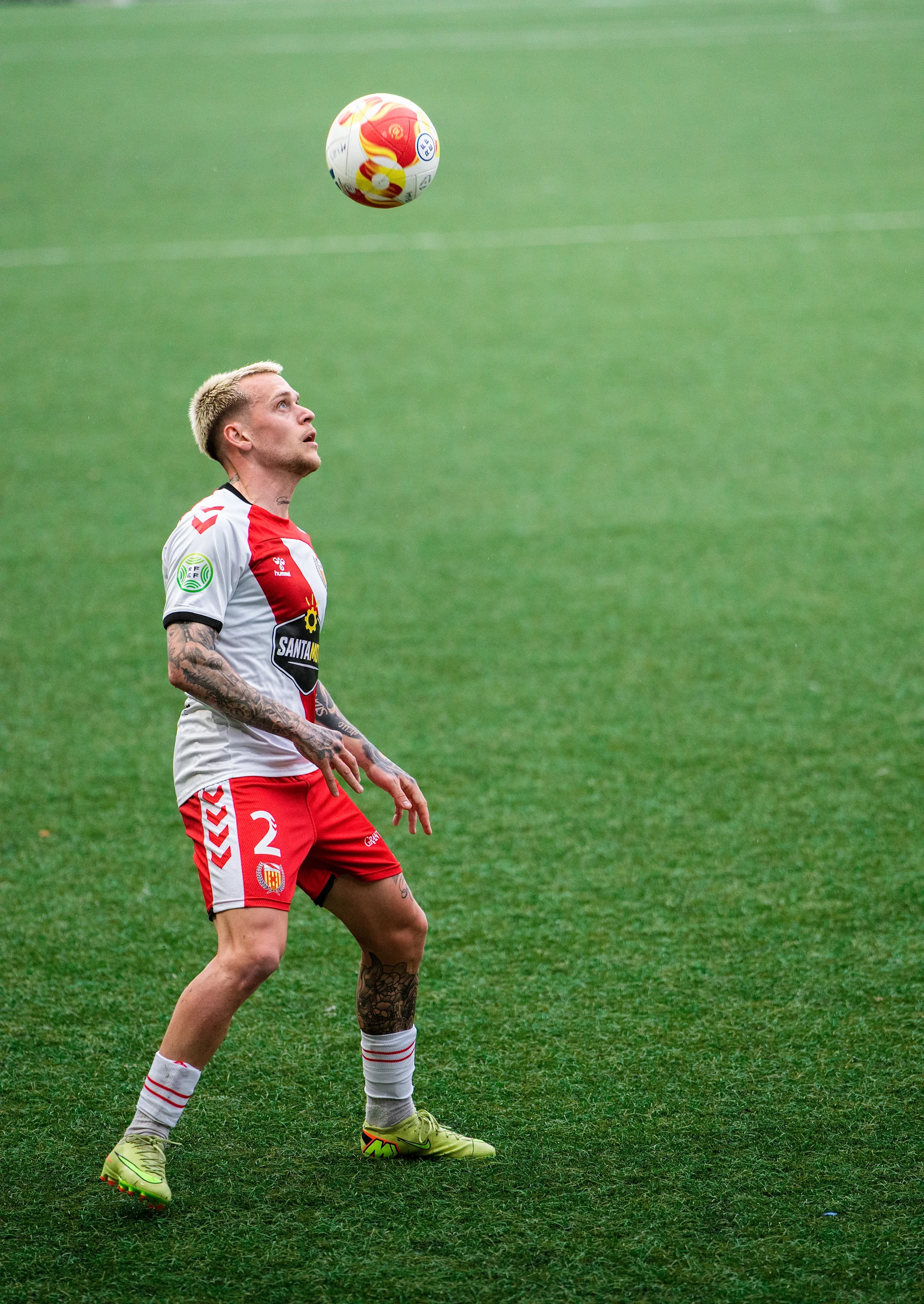 Disparo de cabezazo a puerta en el partido Hospitalet FC vs Santa Coloma de Gramenet, foto de Nolan Pardo