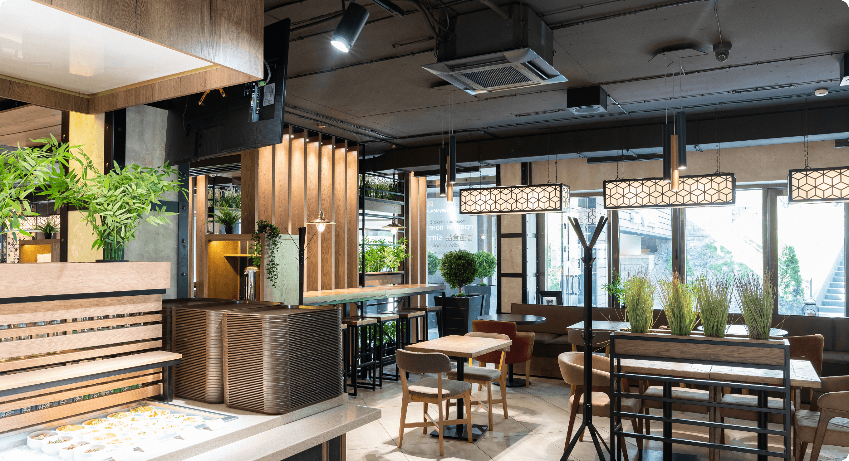 Intérieur moderne de restaurant avec tables en bois.