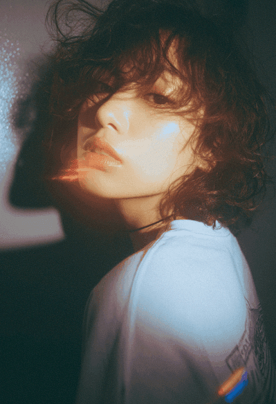 Portrait where Charle is in profile and looks directly at the camera with a slight turn of the neck.