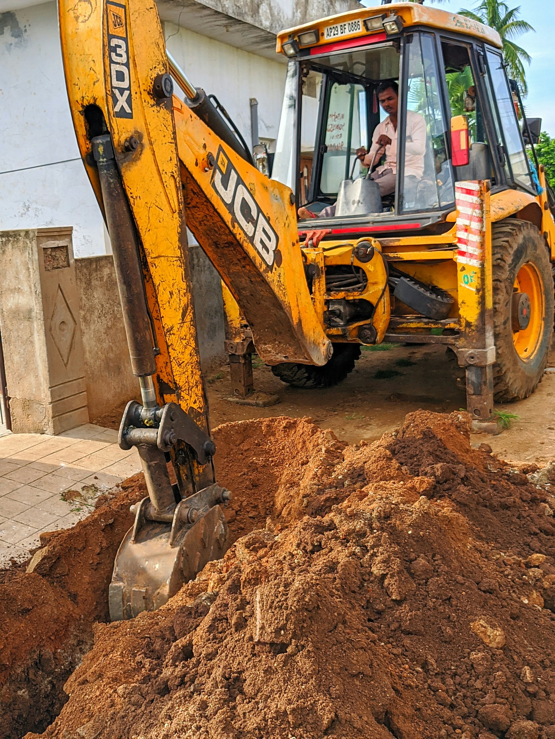 Pelle mécanique creusant une tranchée pour les fondations d’une maison.