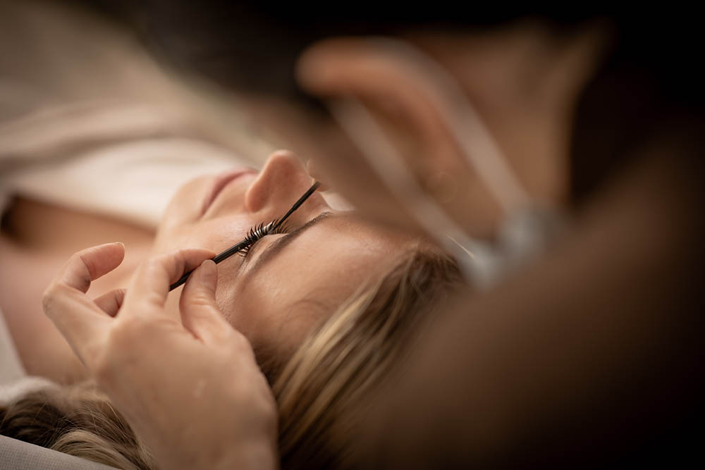 Client at en beauty gets lash treatment photoshoot by Kyttn Auckland