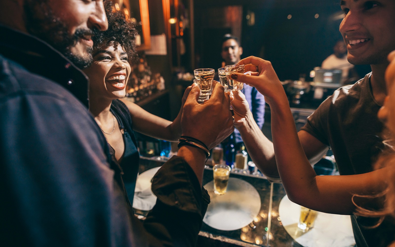 Grup care se bucură de băuturi la un bar în timpul turului puburilor din Busan.