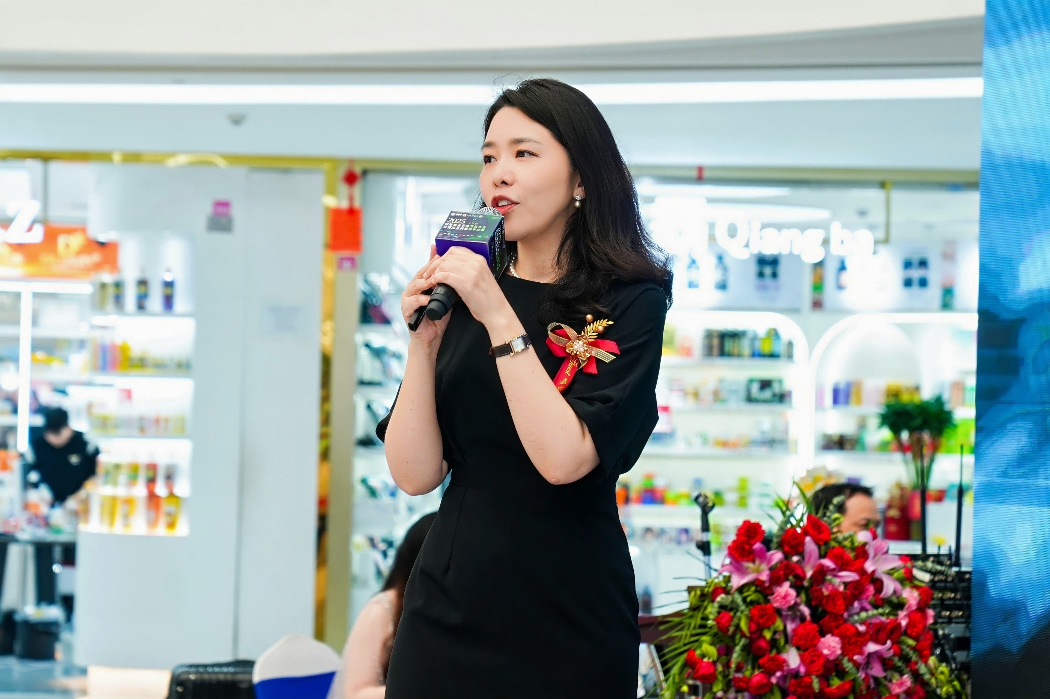 A professional aesthetic education speaker