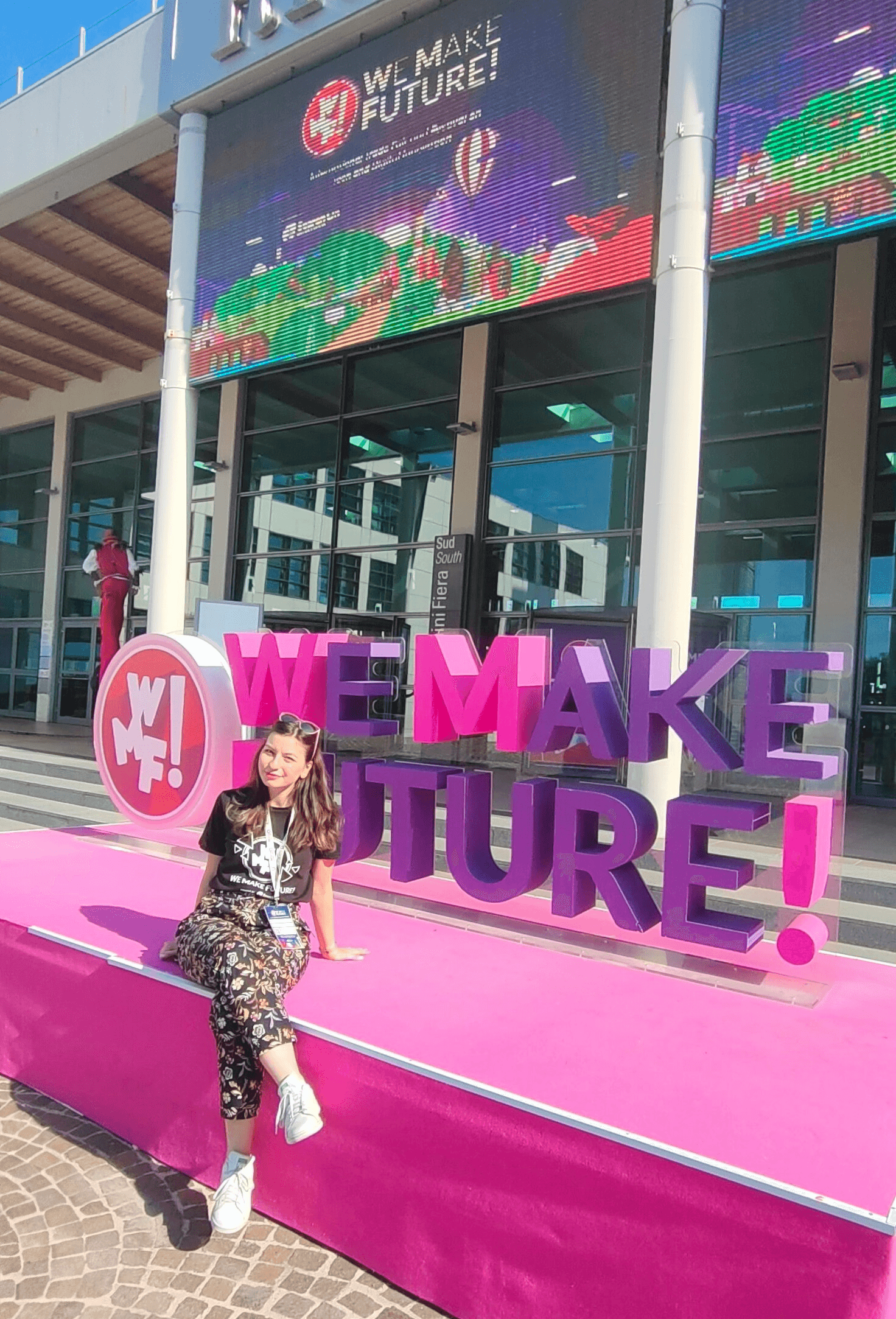 Silvia Vazzana di fronte alla scritta We Make Future davanti all'entrata di Rimini Fiera