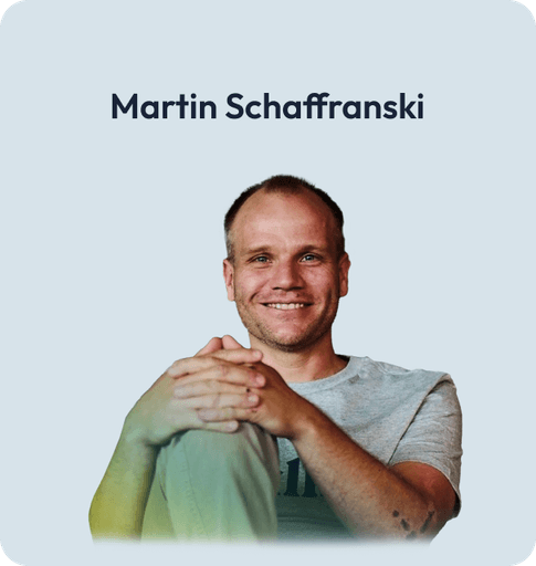 Porträt von Martin Schaffrinski, im lässigen Hemd, selbstbewusst lächelnd.