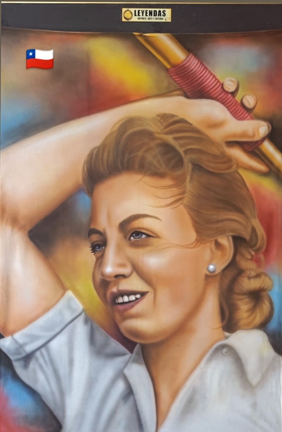 Pintura de Marlene Ahrens, icónica lanzadora de jabalina chilena, exhibida en la exposición Leyendas del Deporte.