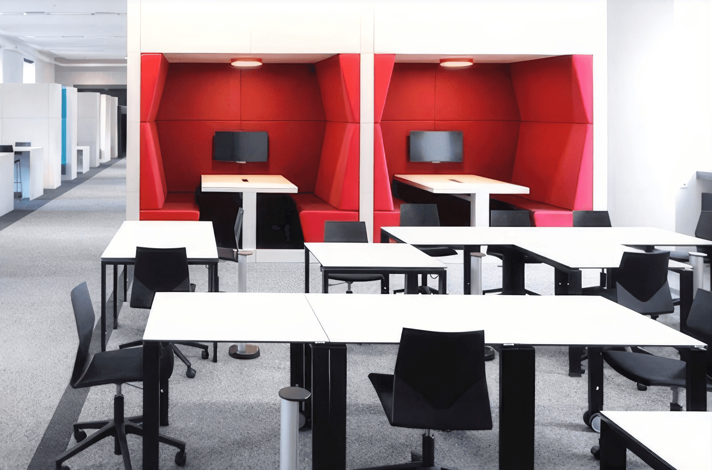 MW Interior  - Moderner Open-Space-Bereich mit weißen Arbeitstischen, schwarzen Stühlen und zwei roten akustischen Meeting-Booths mit Displays an der Wand" Beschreibung: Durchdachte Bürolandschaft mit flexiblen Arbeitstischen im Vordergrund und zwei akustisch abgeschirmten Meeting-Booths in kräftigem Rot im Hintergrund – konzentriertes Arbeiten und spontane Zusammenarbeit auf einer Fläche.