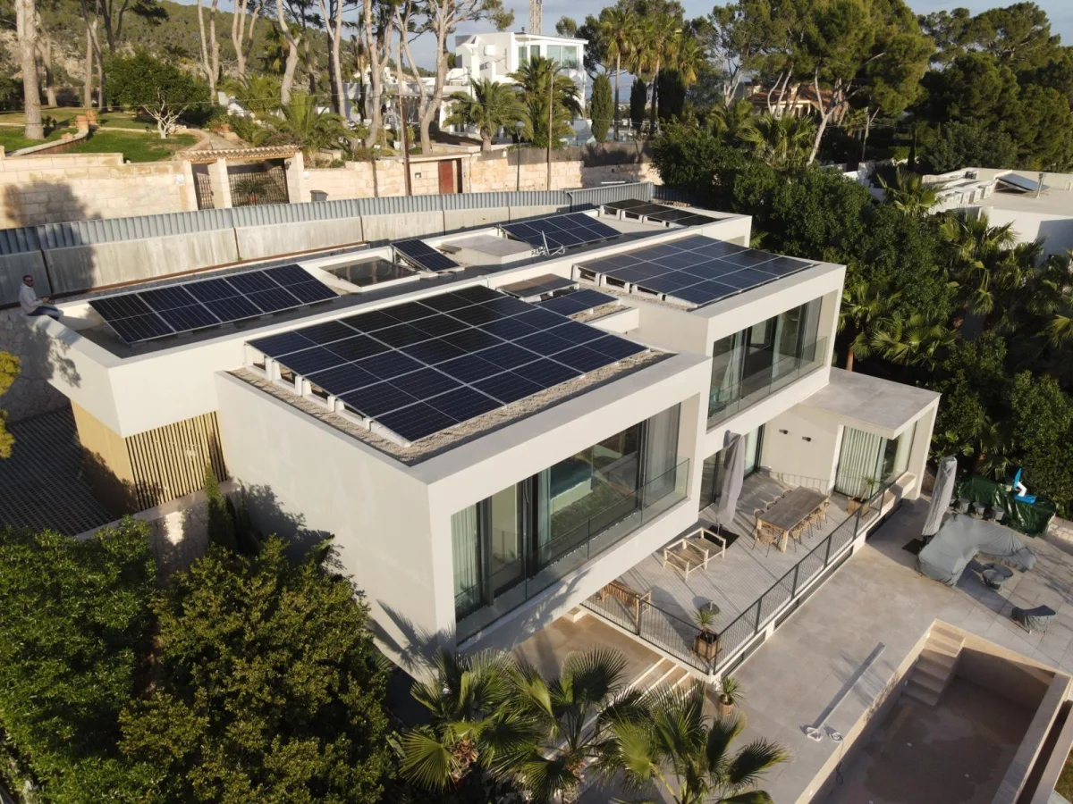 Villa auf Mallorca mit Solarmodulen auf dem Flachdach aus der Luft