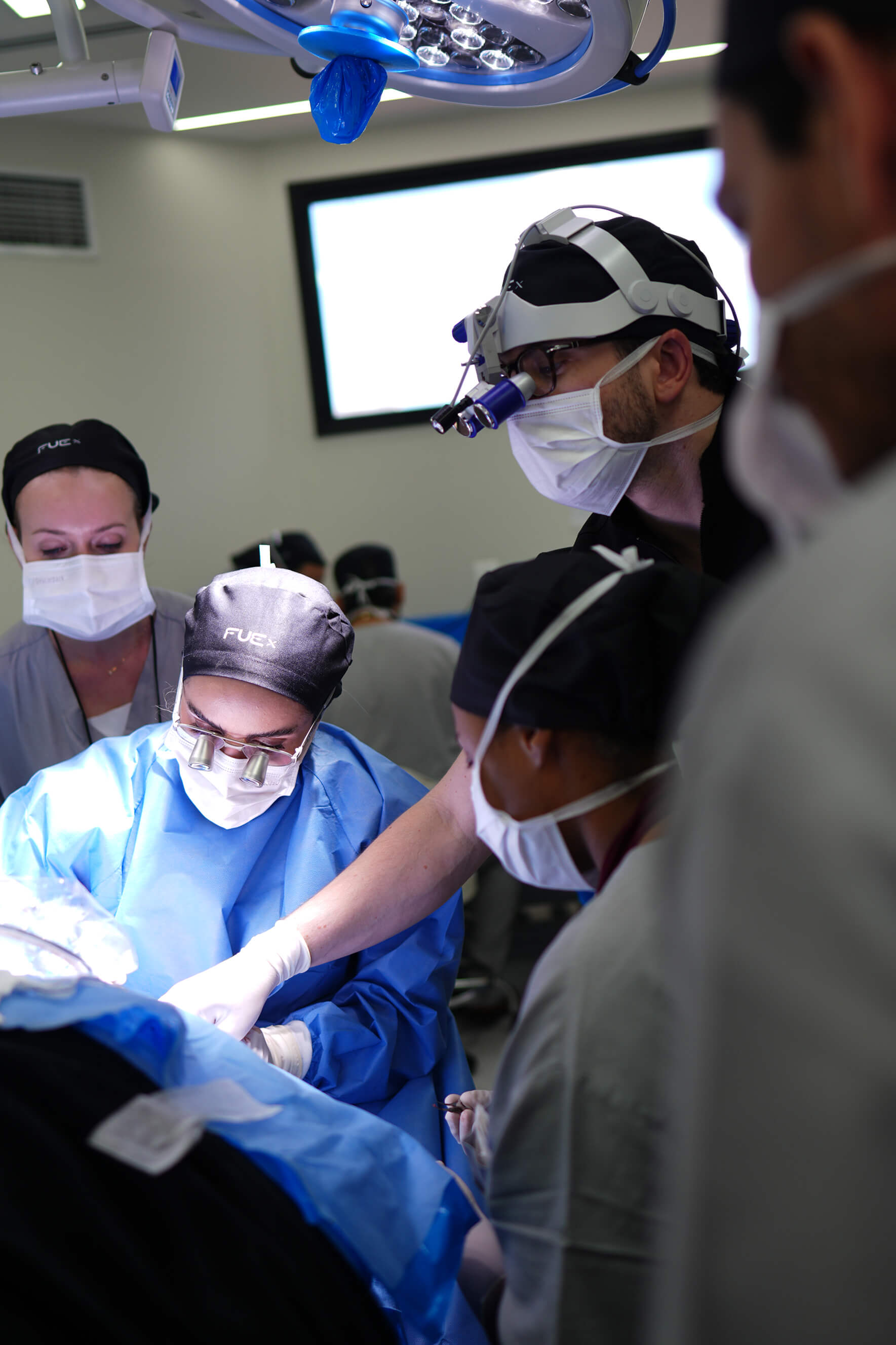 Medicos fazendo um transplante capilar. 