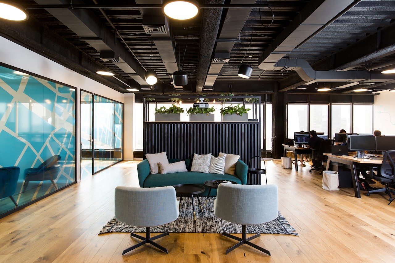 עיצוב פנים למשרדים: פתרונות אחסון בנגרות אישית ווילונות אקוסטיים לגמישות ופרטיות