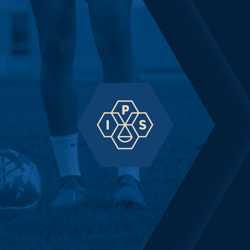 mlody-sportowiec-pilka-nozna