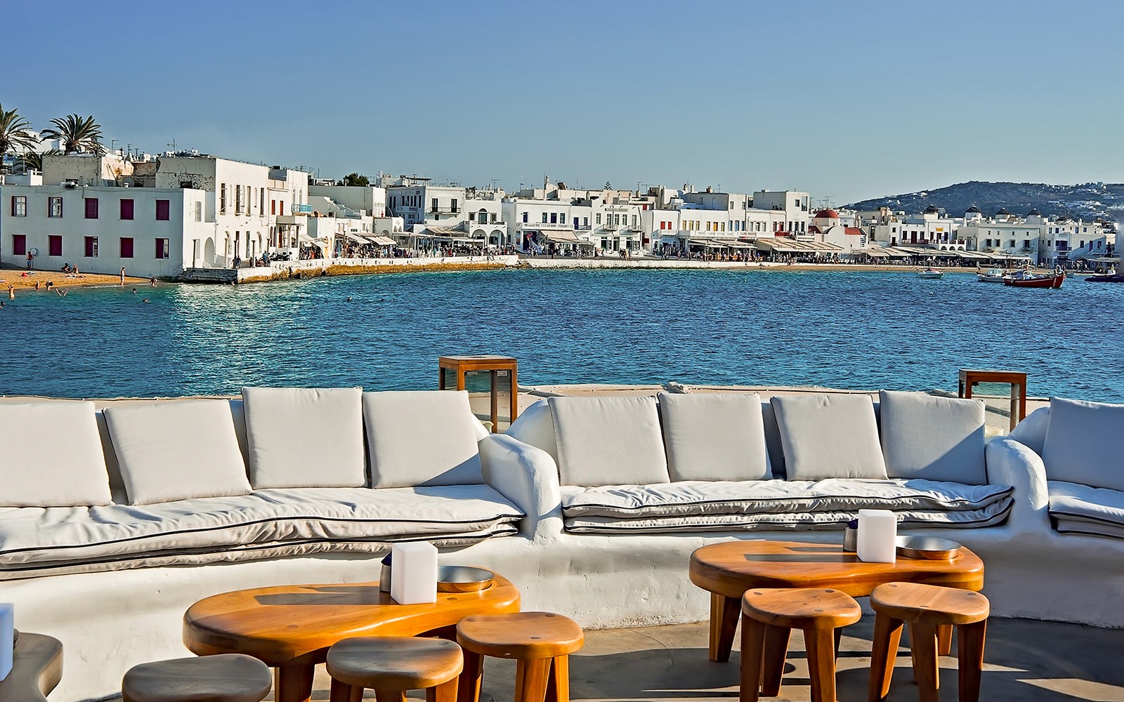 户外露台，可俯瞰米科诺斯海滨，白墙建筑与蔚蓝大海交相辉映。