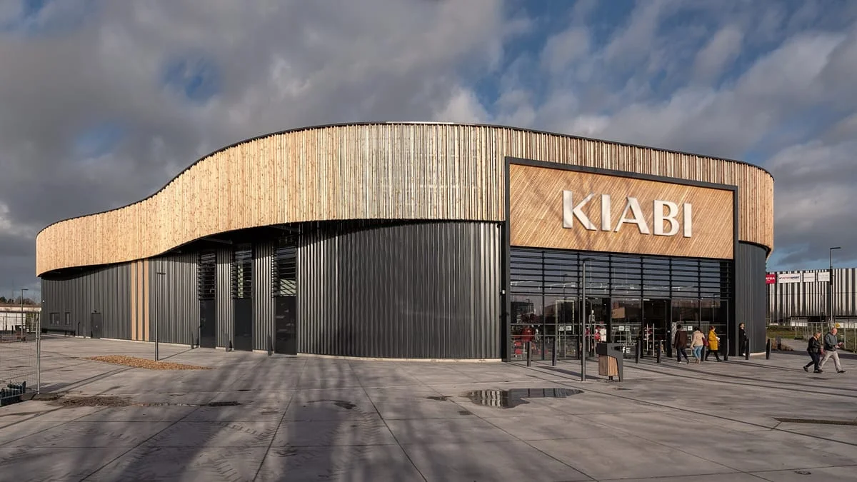 Bâtiment commercial bois et métal Kiabi — photographe architecture Lille Nord | Anteale Yann Manac’h