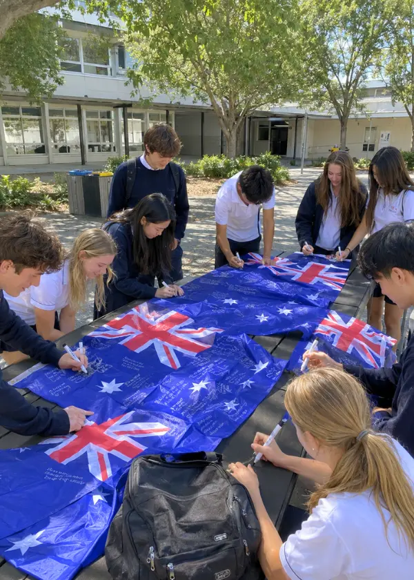 Ambiance conviviale sur le campus d'un lycée en Australie avec des élèves en uniforme.
