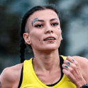 aluno da pro elite assessoria focada e correndo na rua