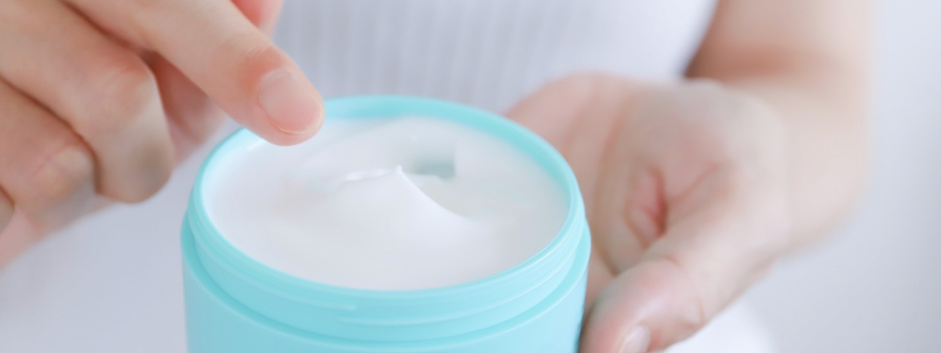 薬用化粧品を使っている女性の画像