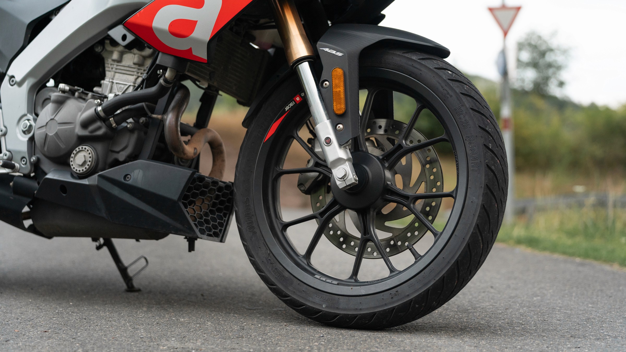 Aprilia Tuono 125 Detailaufnahme – sportliches Naked-Bike für Führerschein A1 und B196.