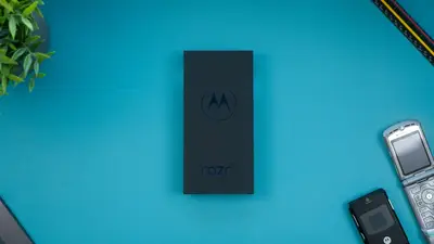 Boîte Motorola Razr avec des téléphones à clapet