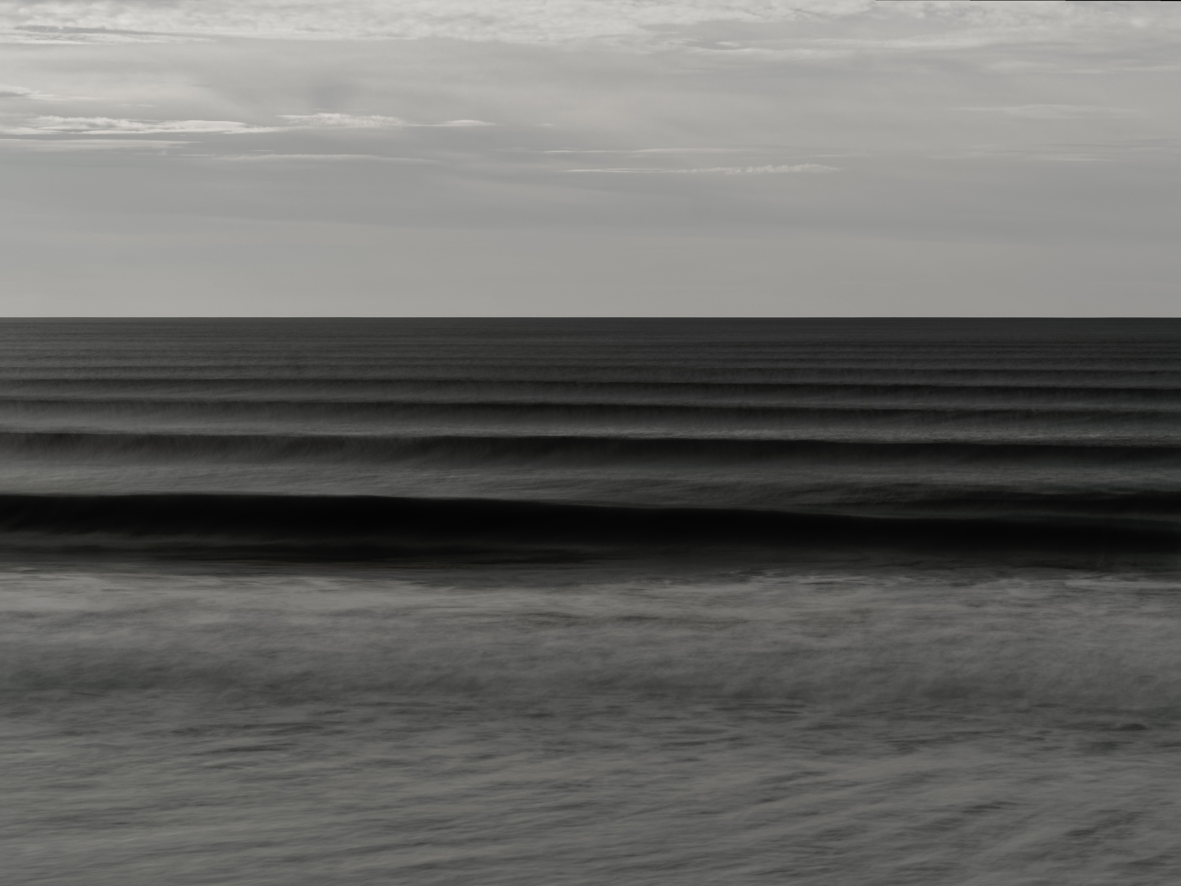 Exposition sur l'océan en noir et blanc, vague minimaliste en longue exposition