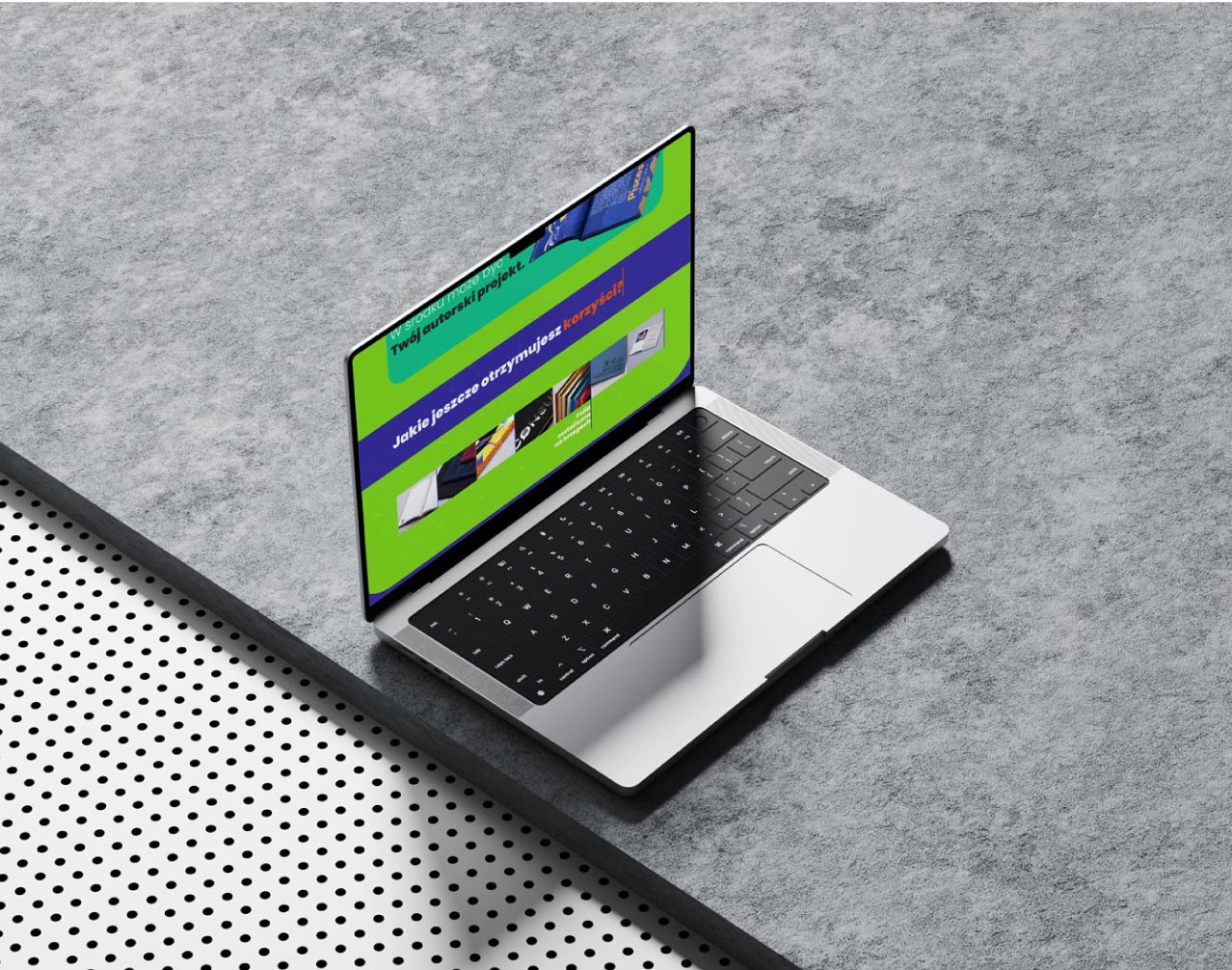 Widok interfejsu online do projektowania wlasnego kalendarza firmowego lub sciennnego.