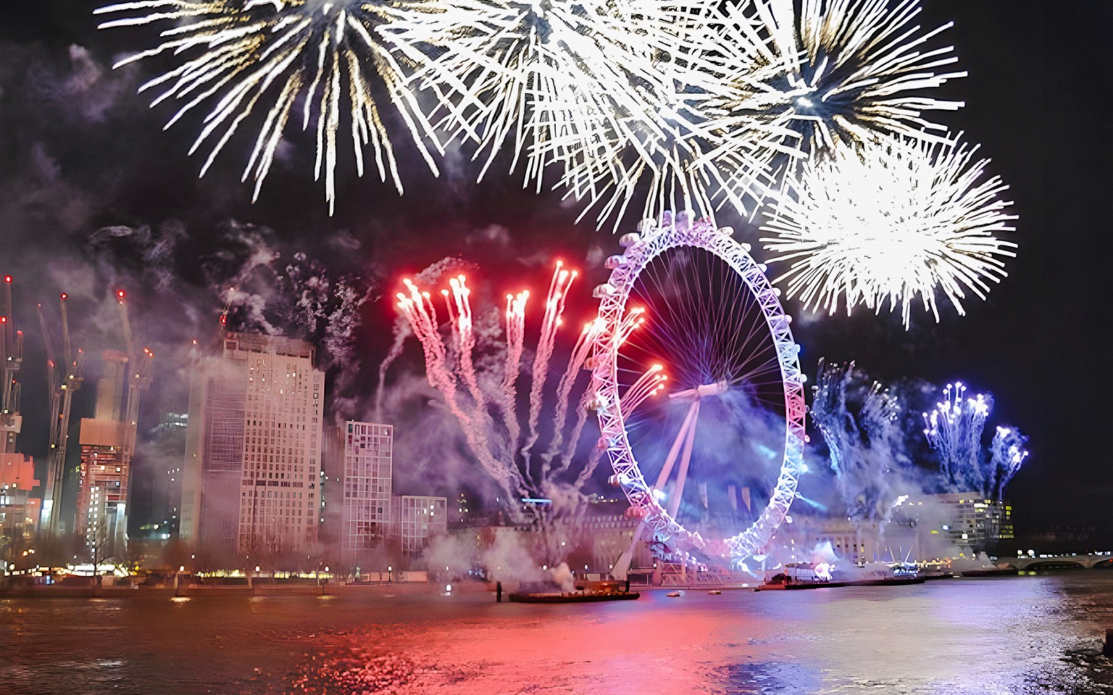 Yeni Yıl Arifesi'nde London Eye üzerinde havai fişek gösterisi, Thames Nehri, Londra.