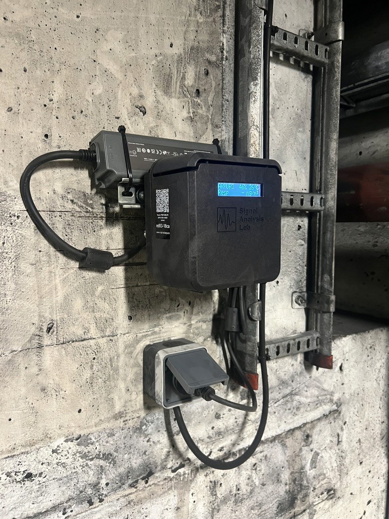 Example of a PM01V00LTE installation with external power adapter.