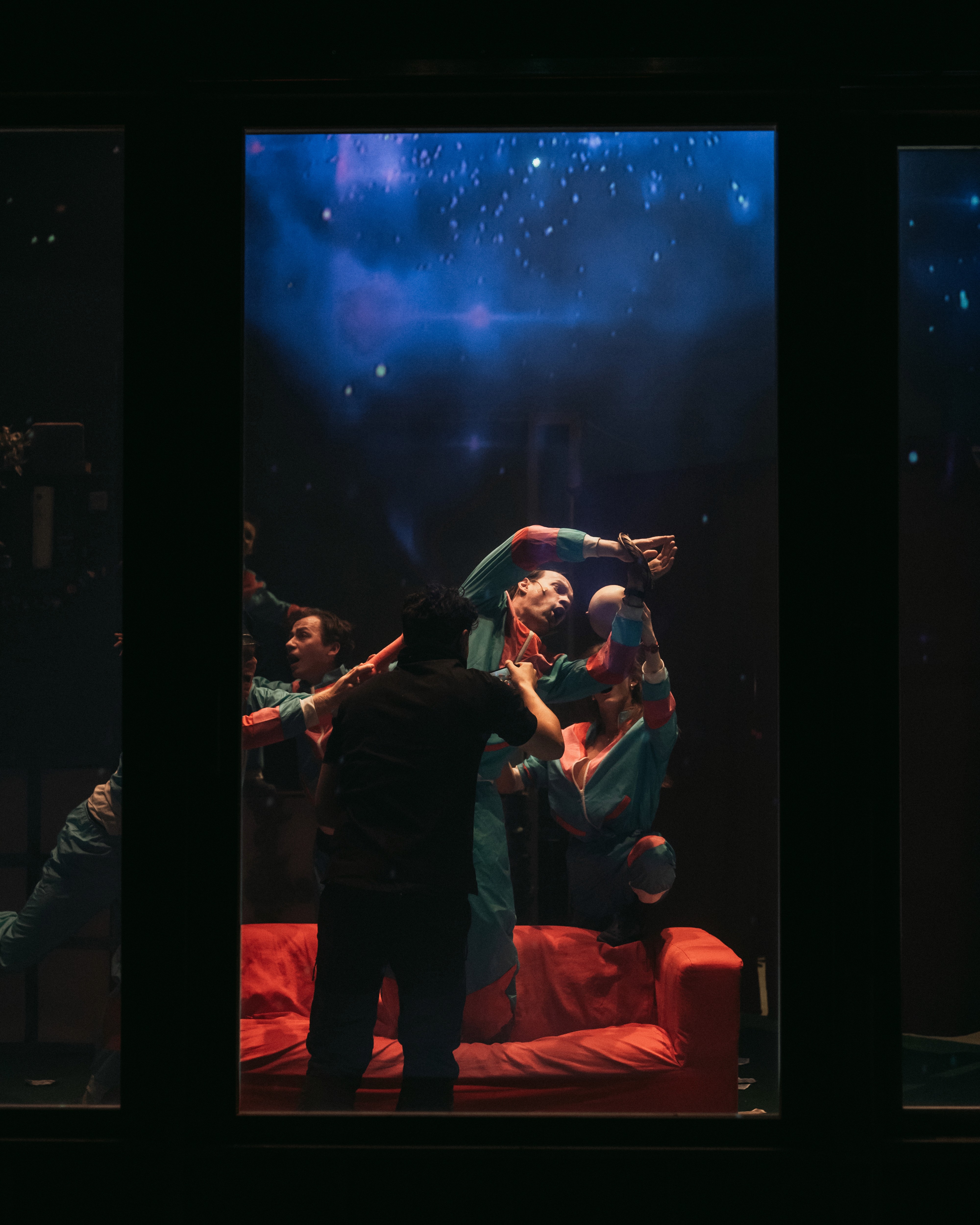 Élőfilm fogatás az intelligens fólián keresztül nézve a Fukuyma után című előadáson.