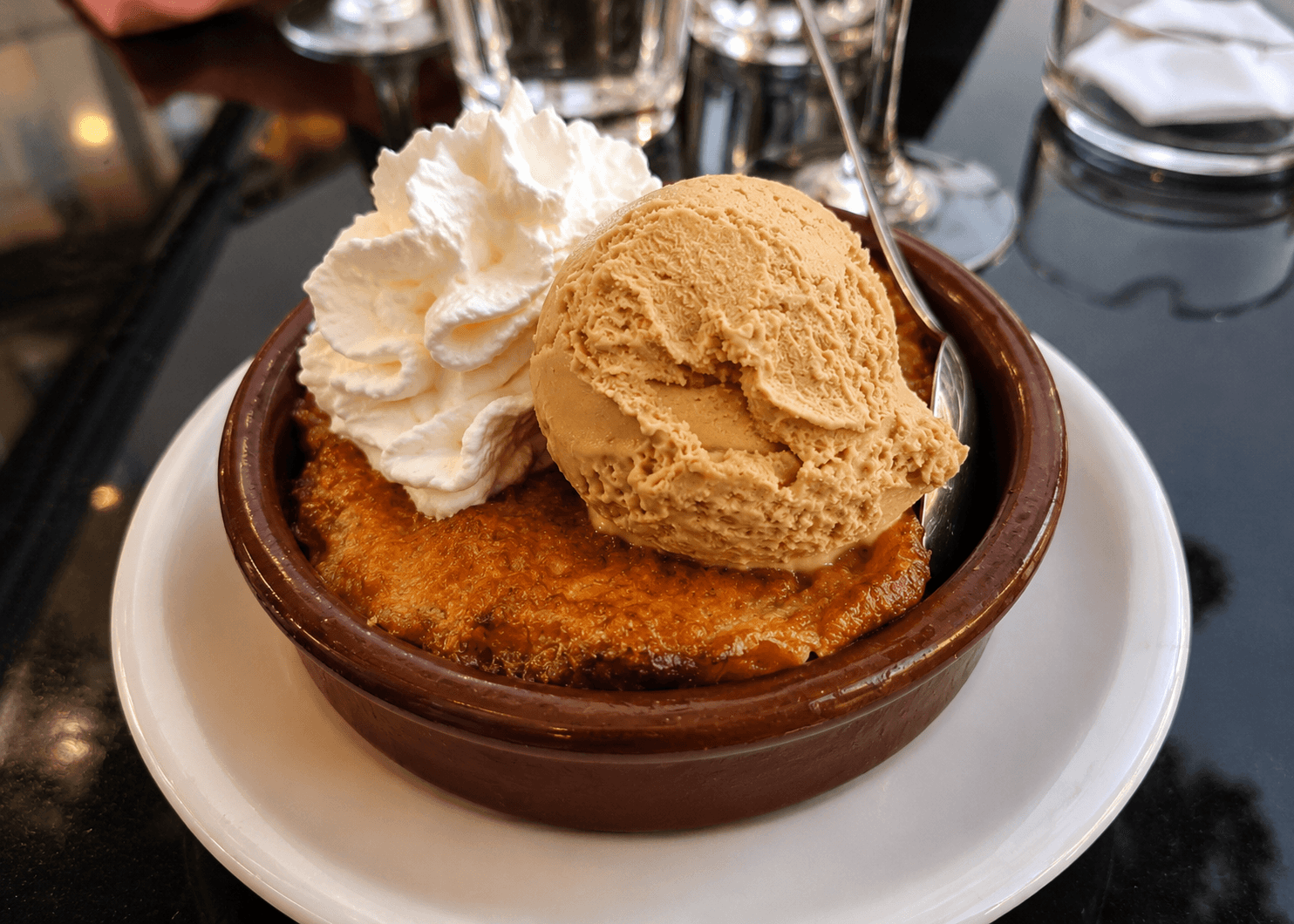Petite cassolette de pain perdu avec glace caramel