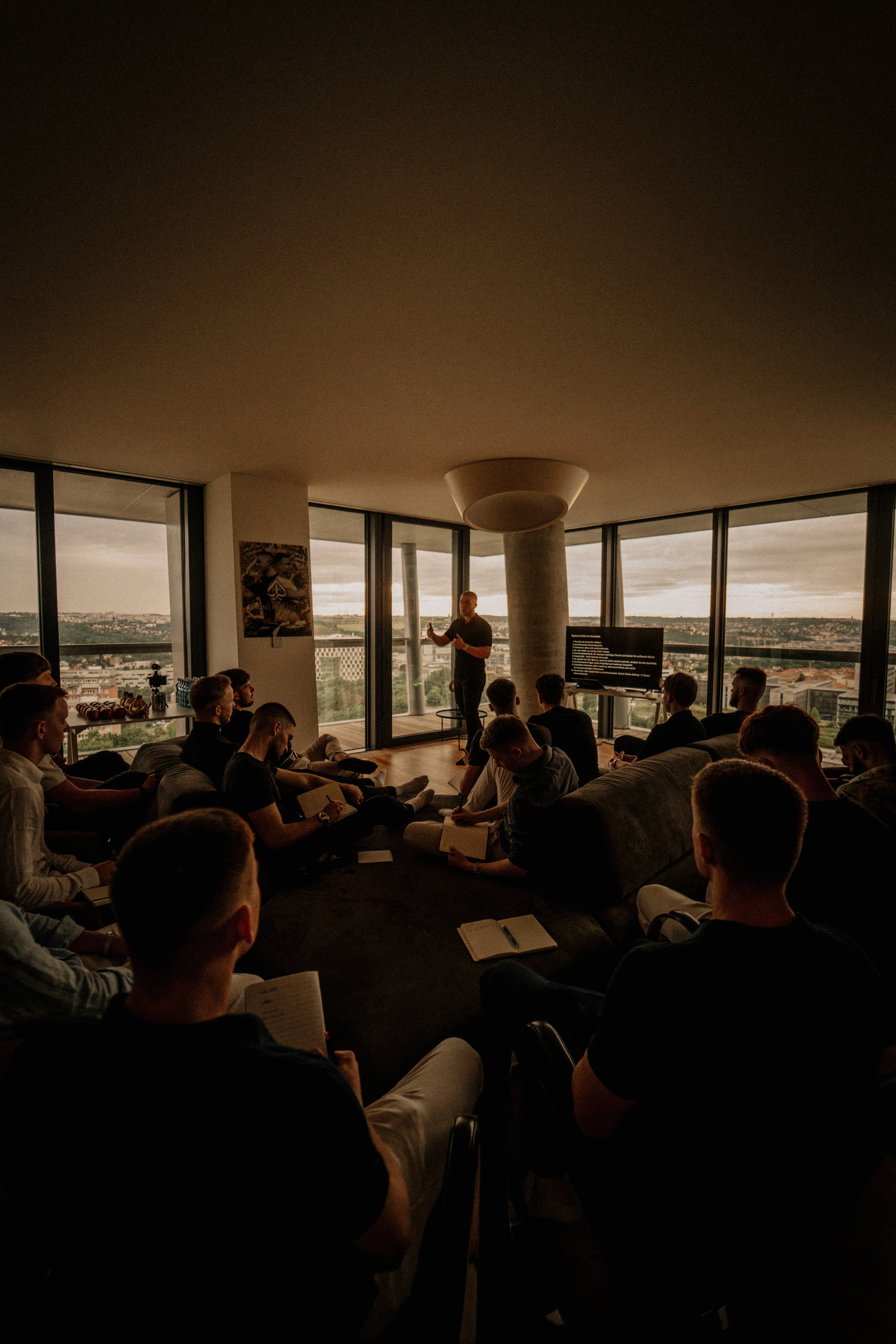 Jakob hält einen Vortrag