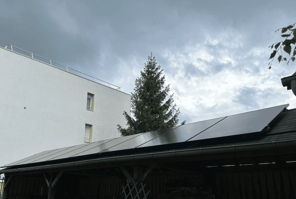 Photo d'un toit d’une maison à Compiègne équipée de panneaux photovoltaïques dont l'installation a été faite par Solarock.