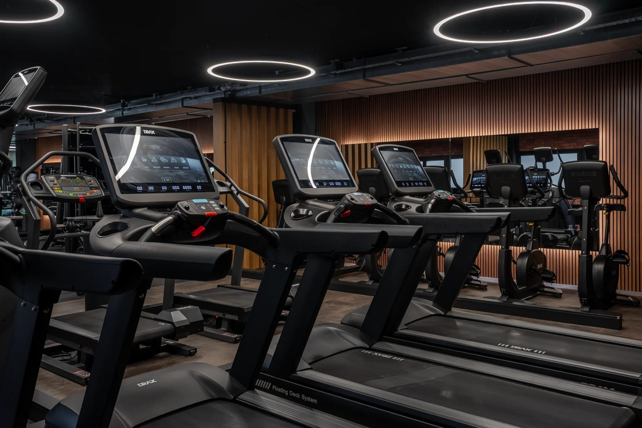 Moderner Cardiobereich – Cardio-Geräte mit Bildschirm und Smartphone-Verbindung für dein Workout