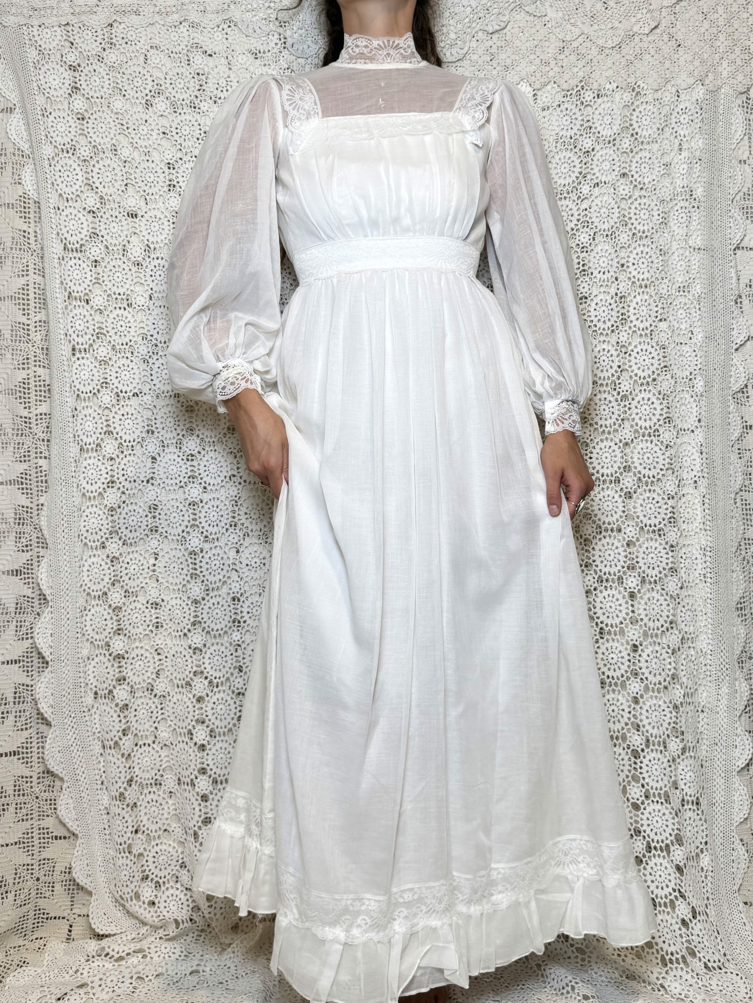 vintage victorian lace long sleeve wedding/bridal dress
