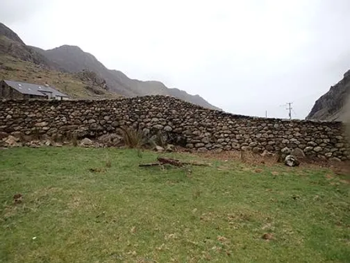 Trockenmauerkunstwerk Trockensteinmauer von Sean Adcock