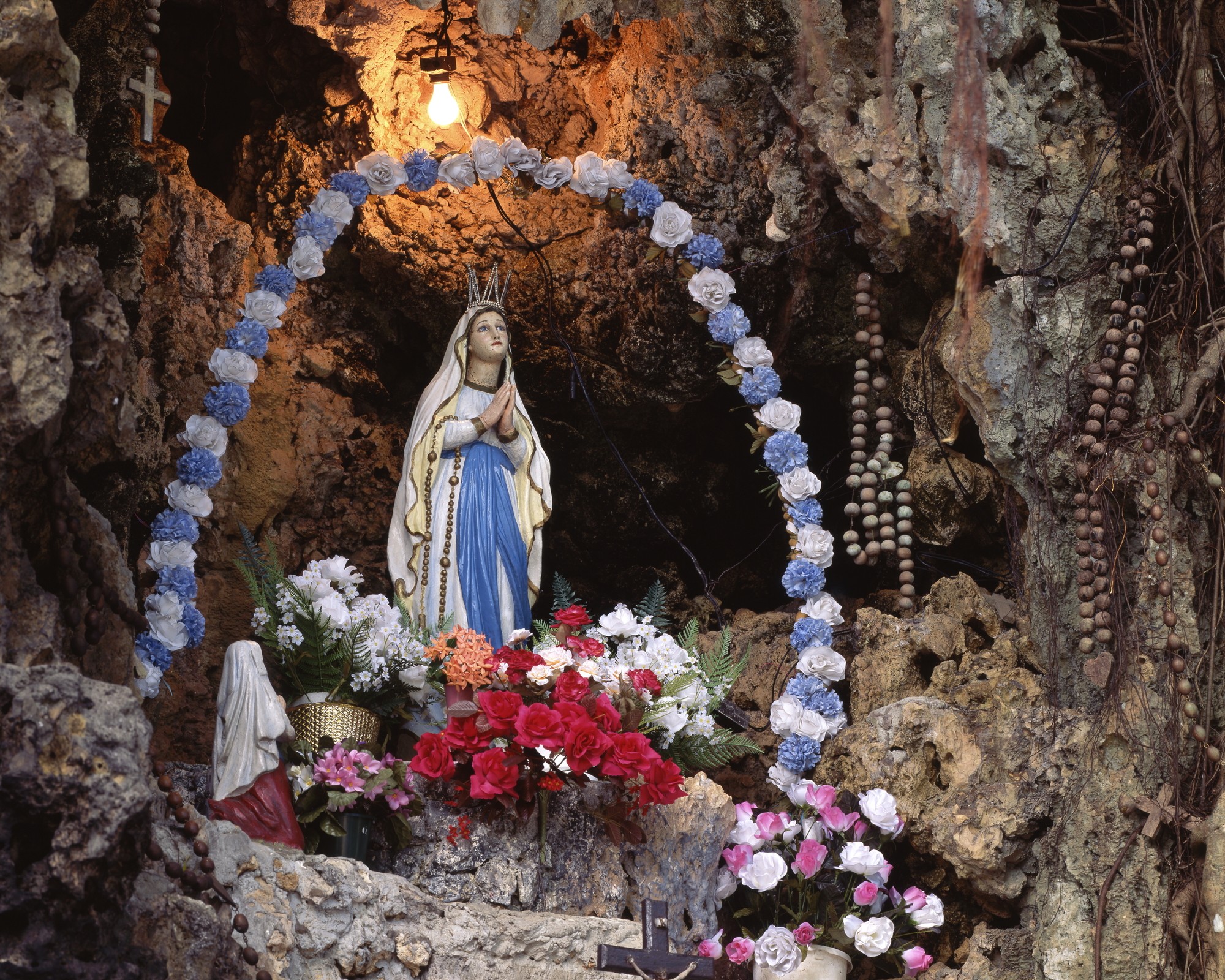 photography of dam during daytime