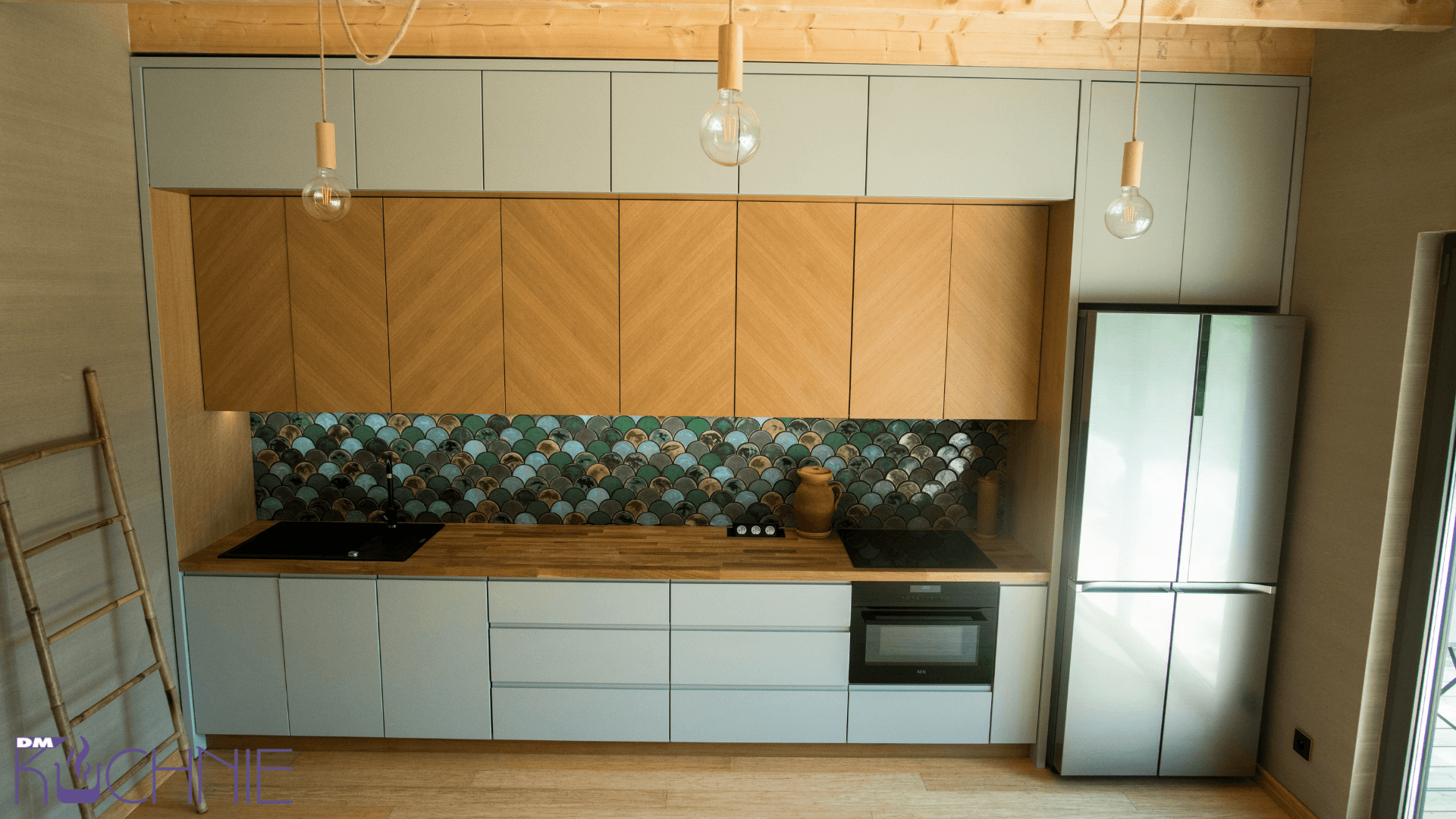 Nowoczesna kuchnia z drewnianymi frontami i kolorową mozaiką, realizacja na wymiar w Warszawie