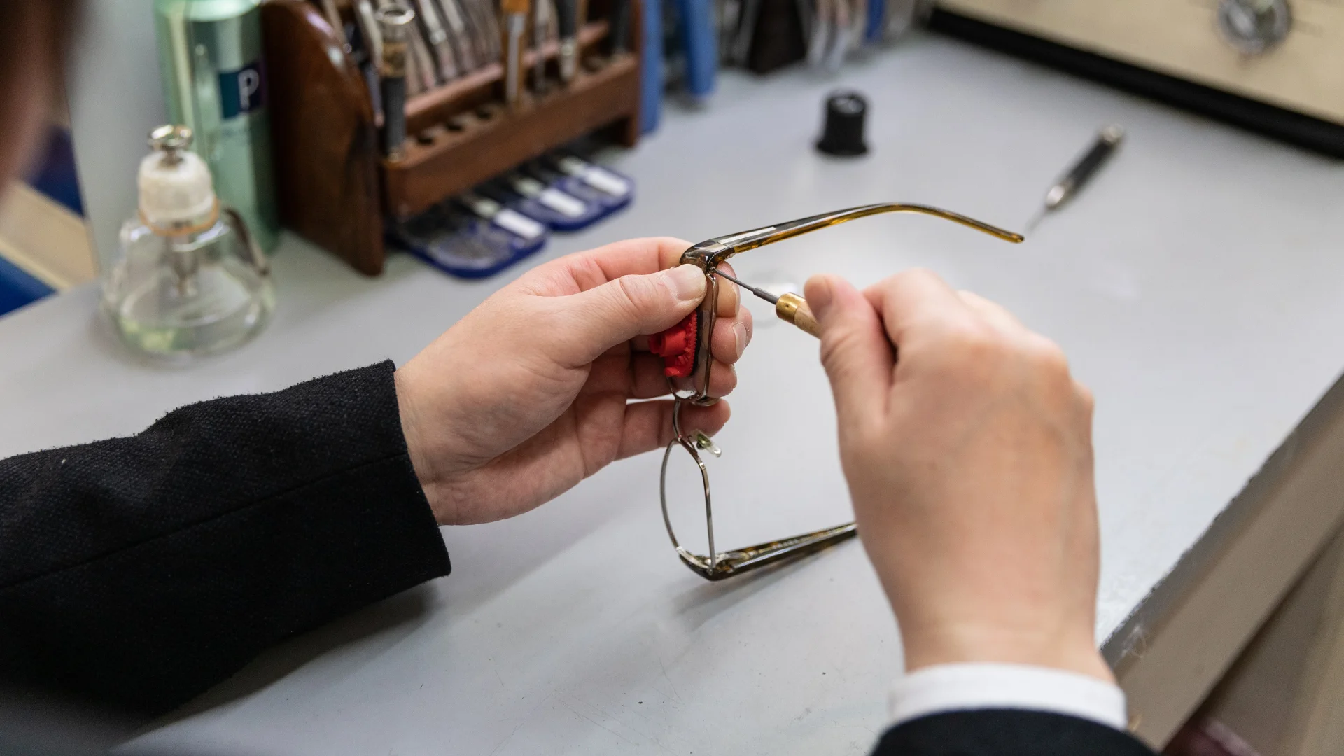 Réparateur de lunettes dans un magasin d'optique