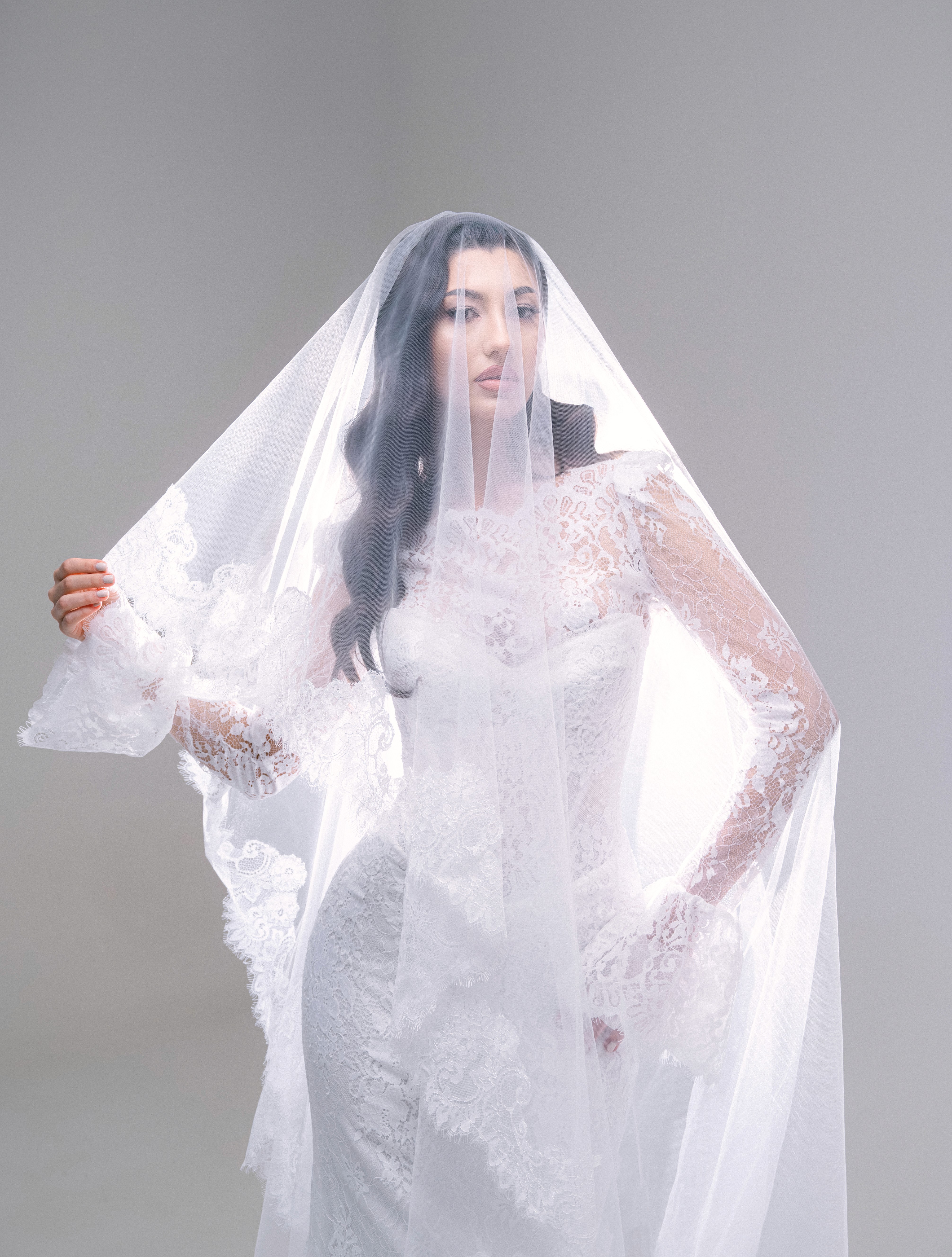 Mireasă fotografiată cu voal și rochie elegantă într-un decor minimalist, ședință foto de nuntă în București