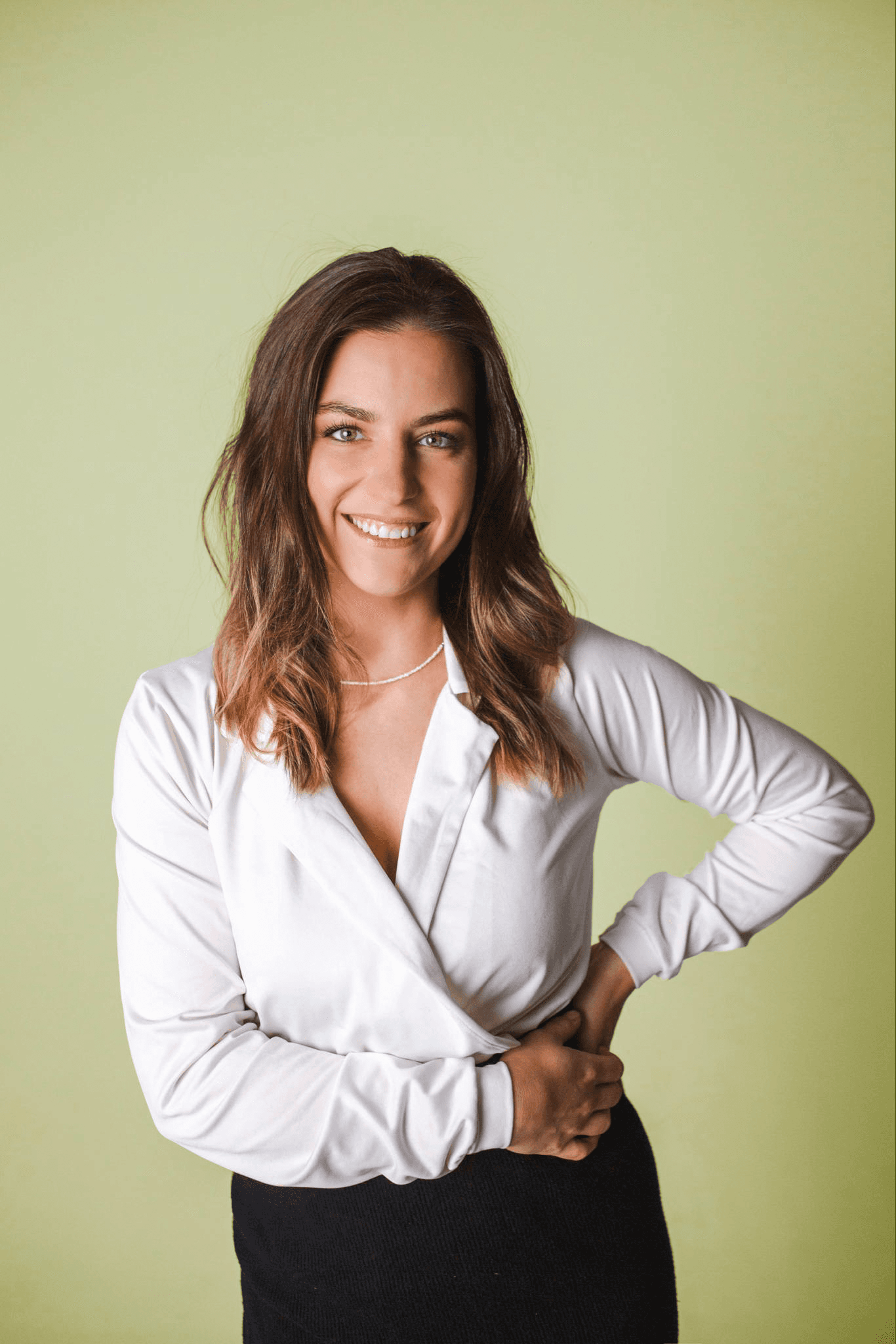 Portrét lektorky head spa kurzu na světlém pozadí