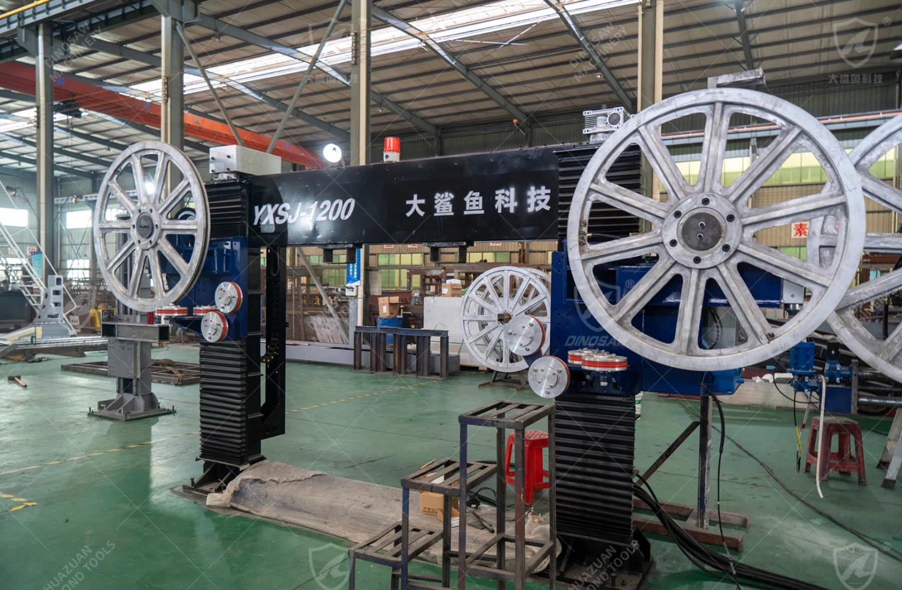 Flywheels on DINOSAW wire saw machine