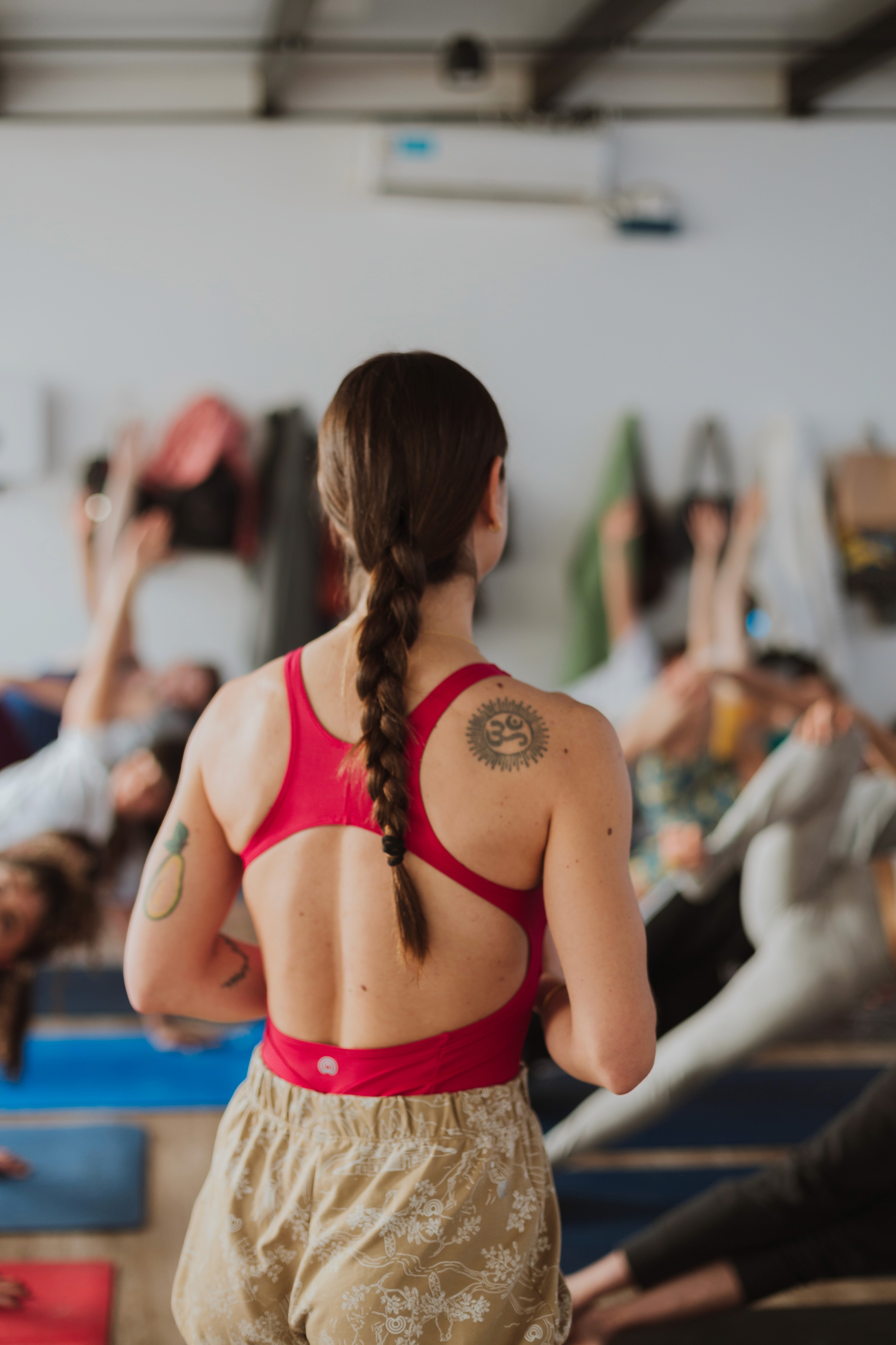 Flavia Siutti guiando una clase de yoga grupal