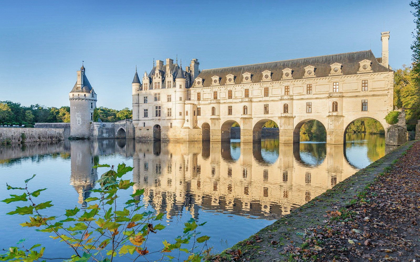 Exterior del Château de Chenonceau con arcos sobre el río Cher, Francia.