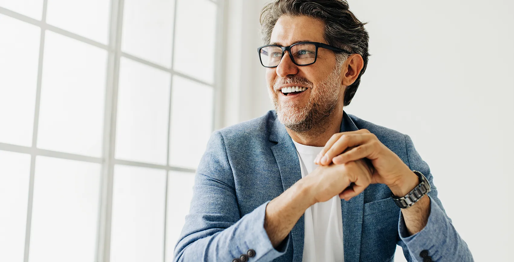 Lächelnder Projektsteuerer für Bauprojekte